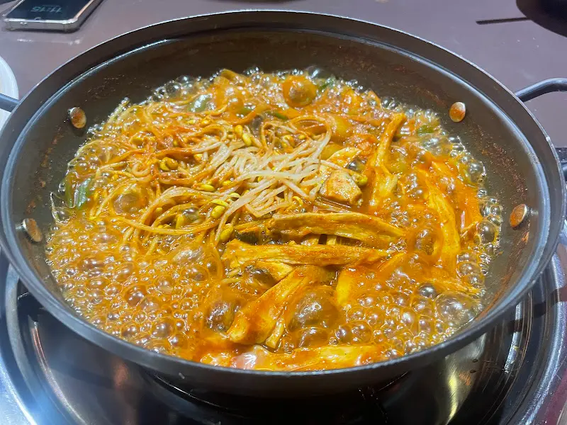 매콤한 양념에 푸짐하게 담긴 등갈비찜