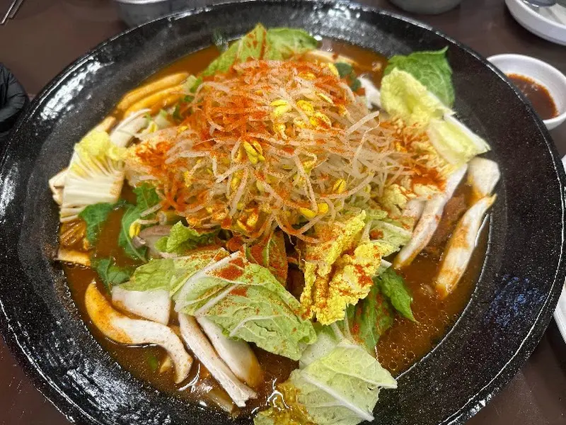 매콤한 양념이 잘 배어있는 등갈비찜