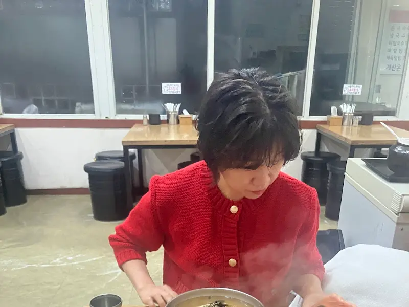 음식을 준비하는 아주머니