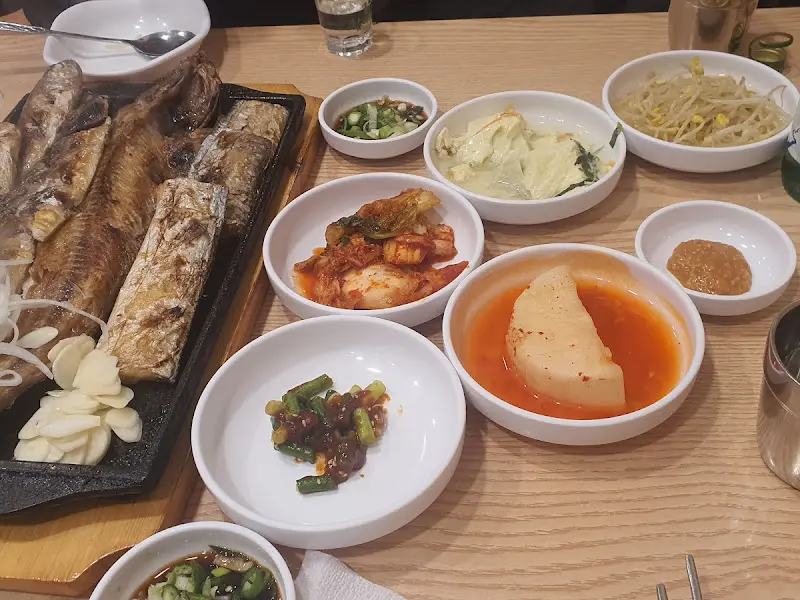 모듬 생선구이와 밑반찬 전체샷