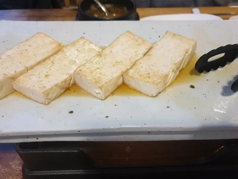 따뜻하게 구워져 나온 두부김치