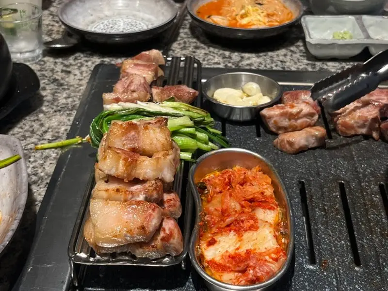 구워진 삼겹살과 쪽파