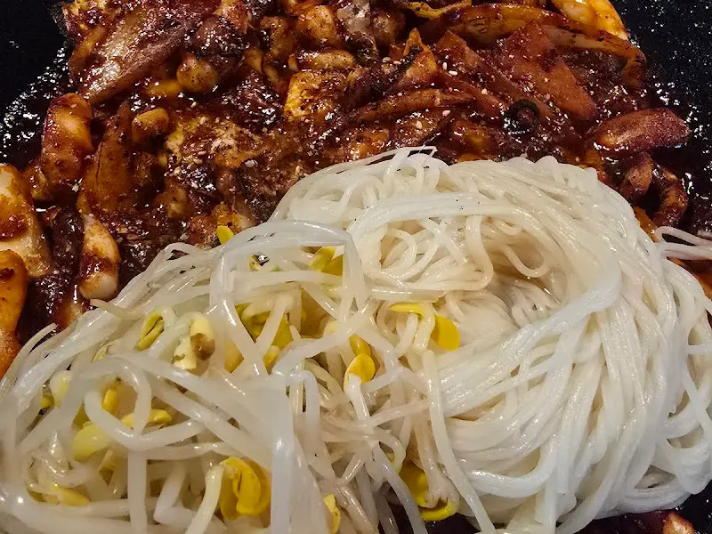 매콤한 양념이 인상적인 낙지볶음