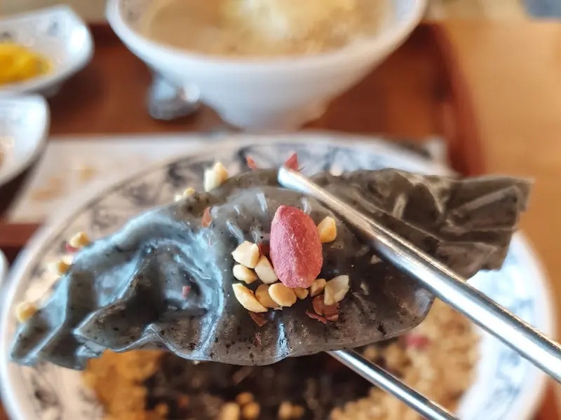 흑돼지 땅콩 만두의 단면