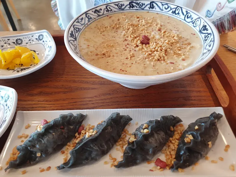 돌담땅콩국수의 땅콩국수와 만두