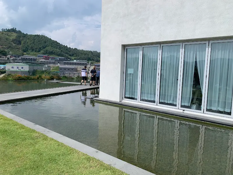 카페 옆 산책로