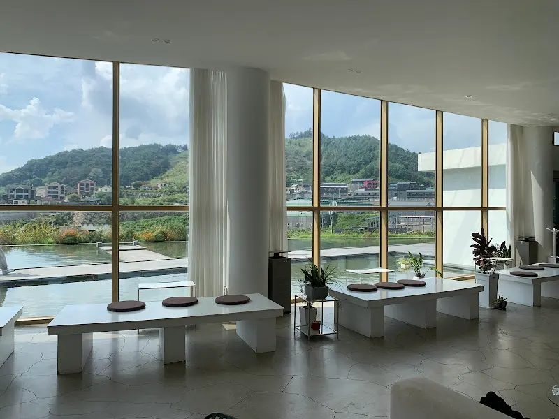 카페 내부 테이블