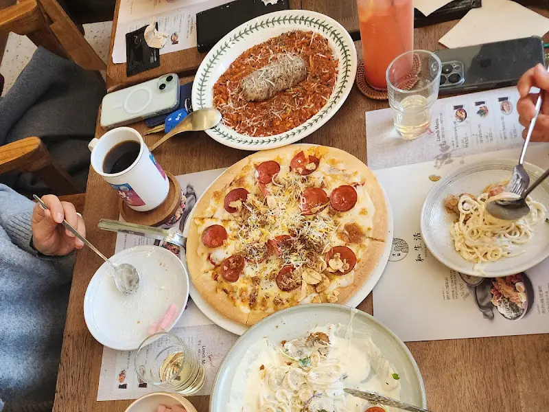 테이블 위에 놓인 다양한 음식 사진