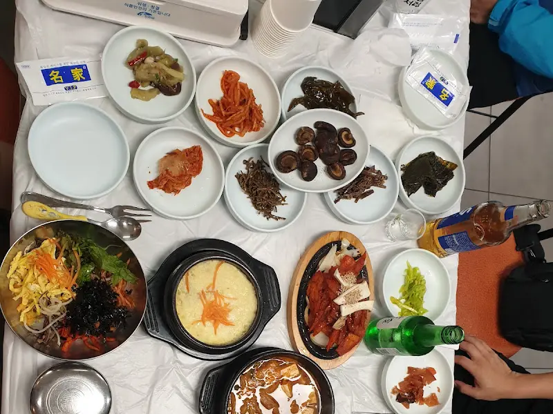 한상 가득 차려진 산채비빔밥과 반찬들