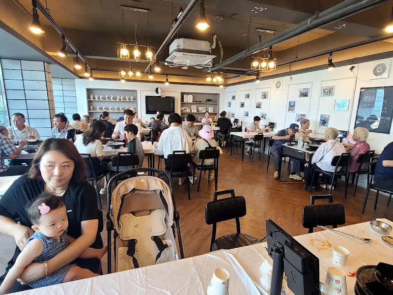 넓고 깔끔한 식당 내부