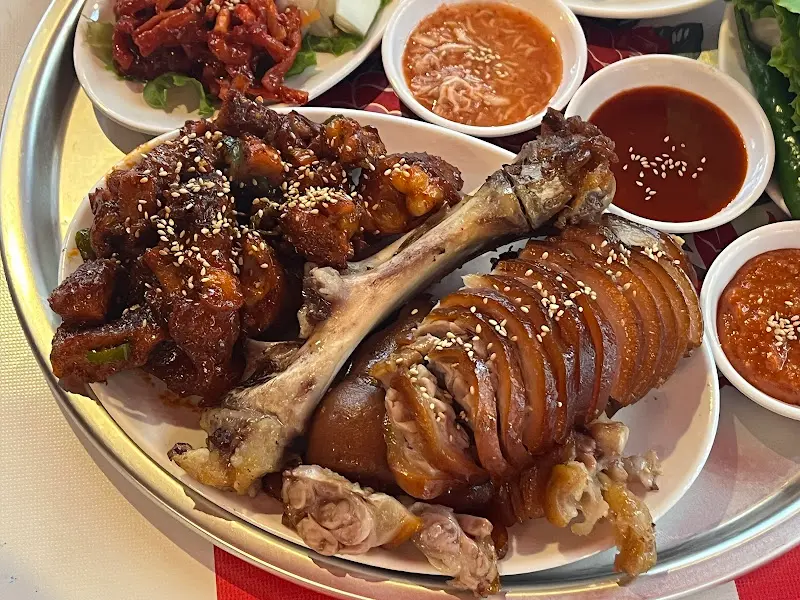 푸짐한 족발 한 상 차림