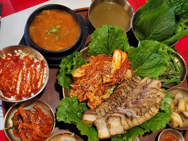 다양한 곁들임과 메인 메뉴