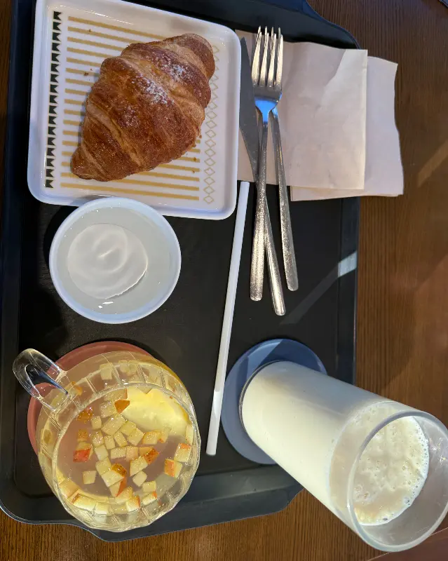 크루아상과 음료