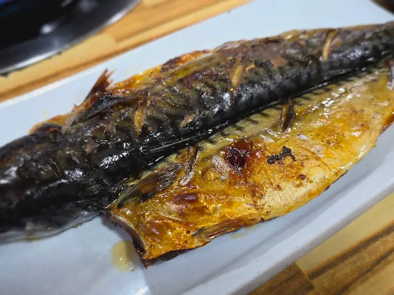 노릇하게 구워진 고등어 구이