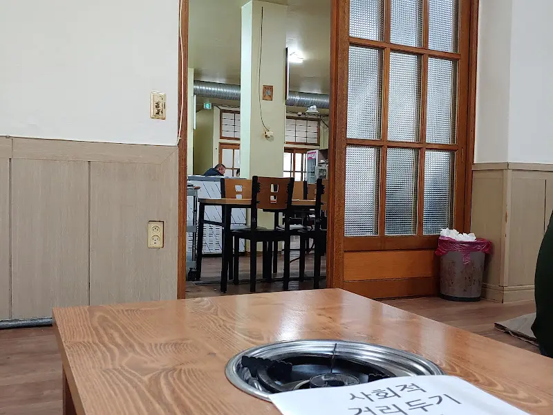 다래정 내부 테이블