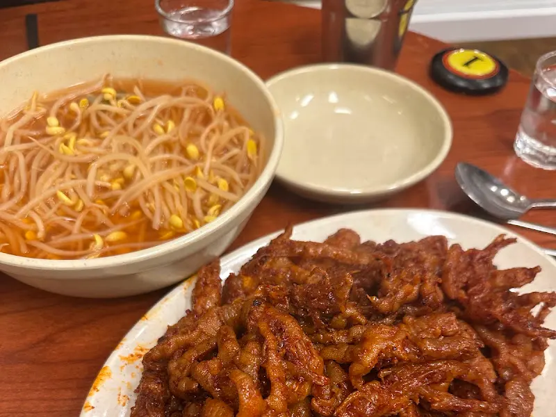 매콤한 닭발과 시원한 콩나물국