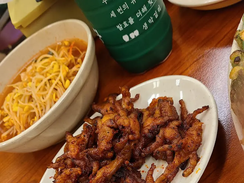 윤기가 흐르는 닭발과 콩나물국