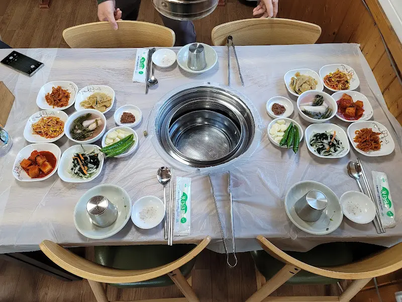 푸짐하게 차려진 밑반찬