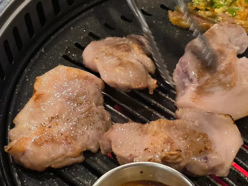 노릇노릇하게 익어가는 꼬들목살