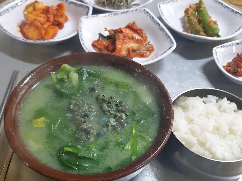 고디탕과 밥, 그리고 다양한 반찬들이 테이블 위에 놓여 있는 전체적인 모습