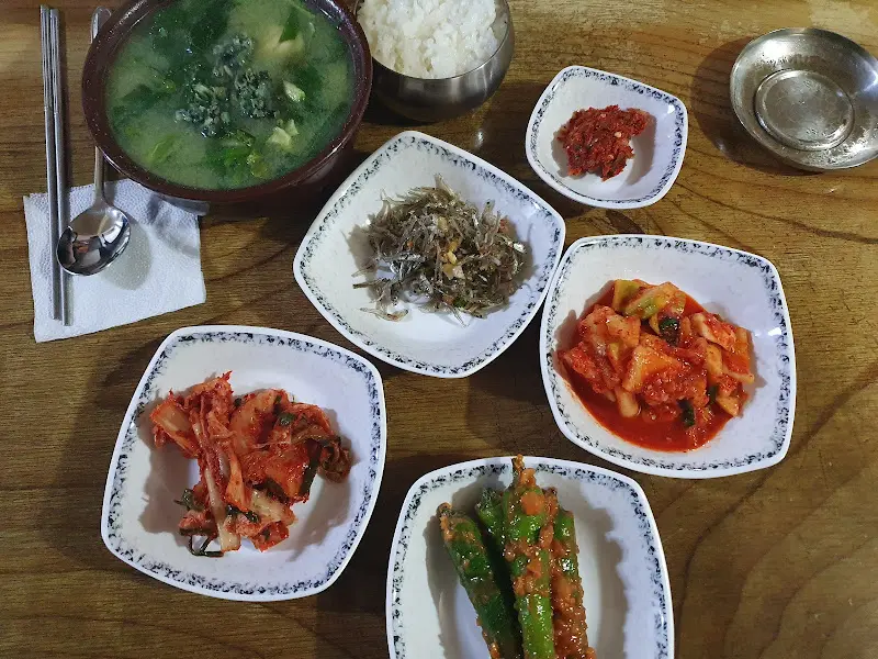 고디탕과 반찬, 밥이 함께 놓여 있는 테이블 전체 샷