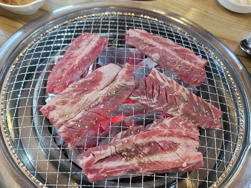 숯불 위에서 익어가는 고기