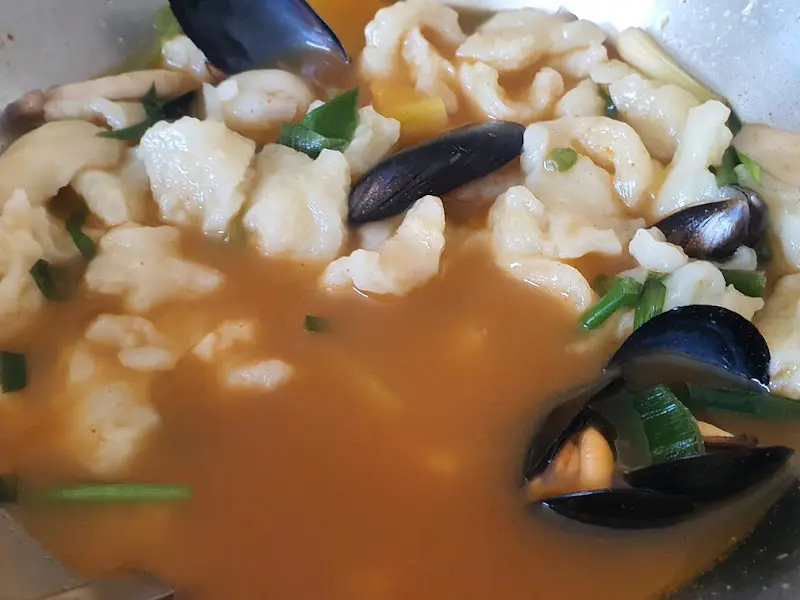 얼큰 해물 수제비