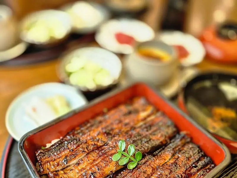 다채로운 반찬들이 함께 제공되는 모습