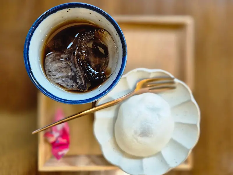 아이스 커피와 찹쌀떡 디저트