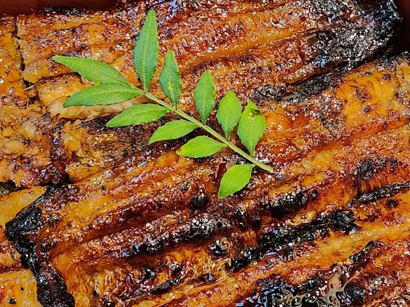 장어덮밥 위에 올려진 싱그러운 잎사귀