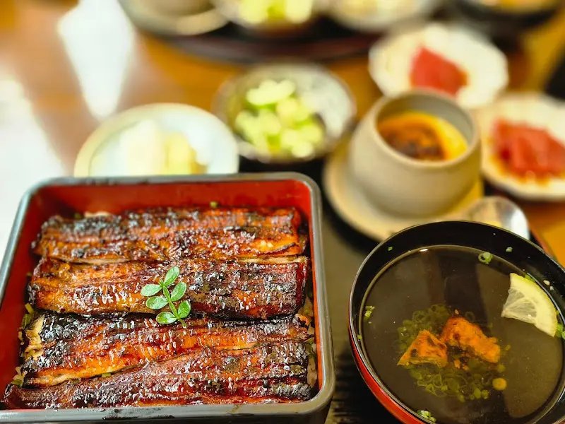 장어덮밥과 장국, 계란찜, 오이무침