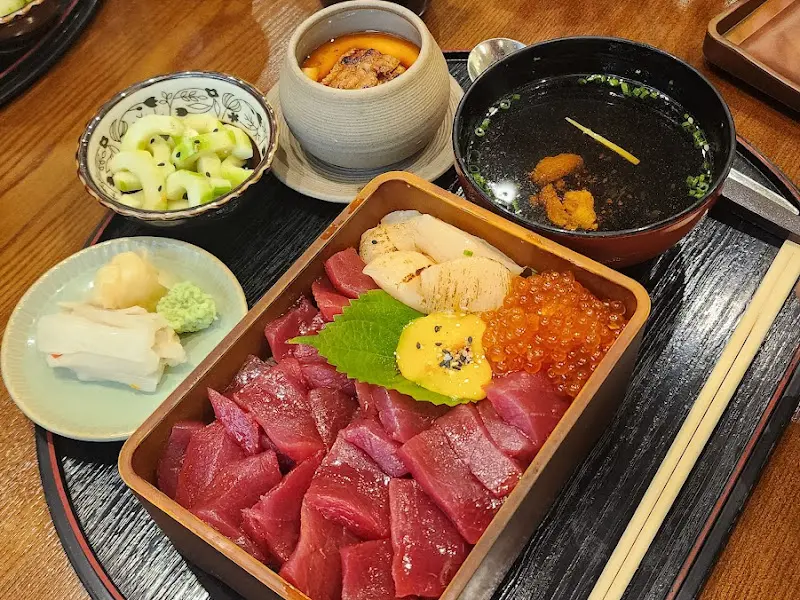 혼마구로 카이센동 한상차림