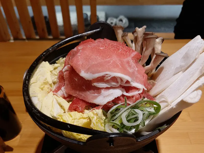 신선한 재료가 가득 담긴 스키야키 냄비