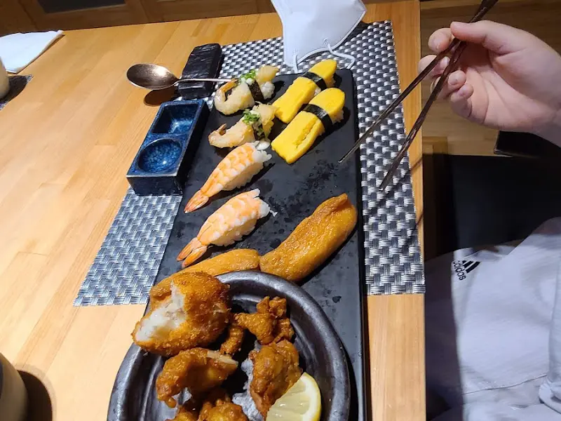 다양한 종류의 초밥과 튀김