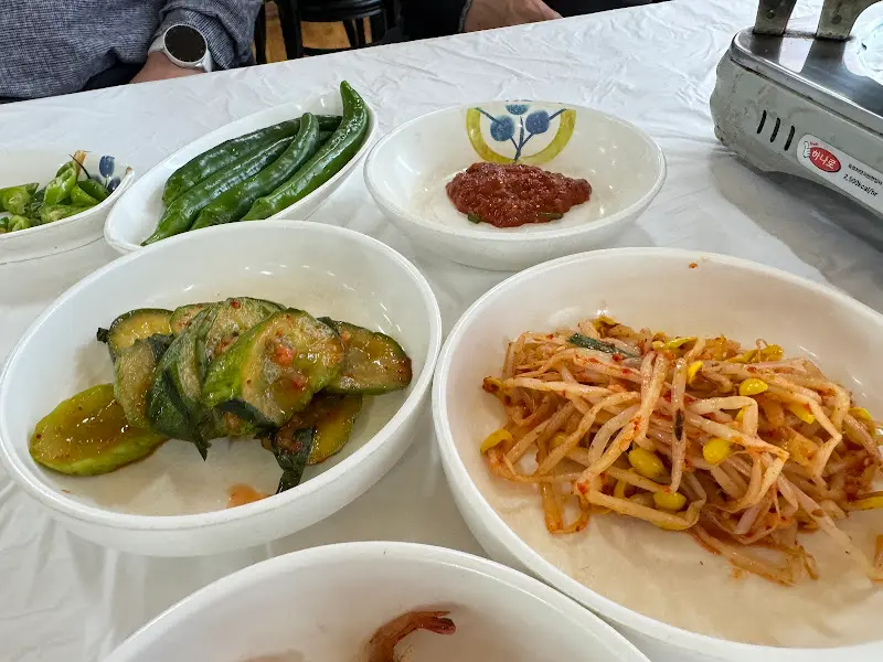 정갈하게 차려진 기본 반찬들