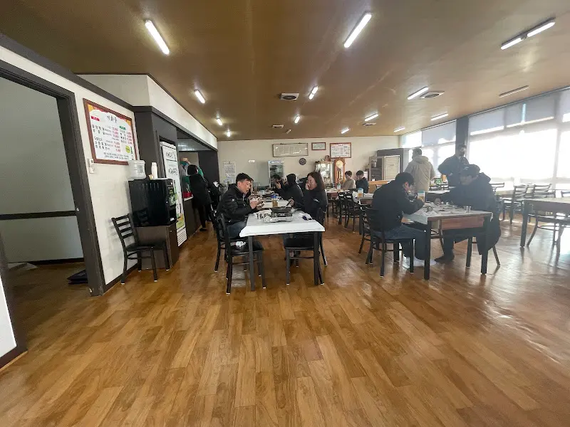 손님들로 가득 찬 식당 내부