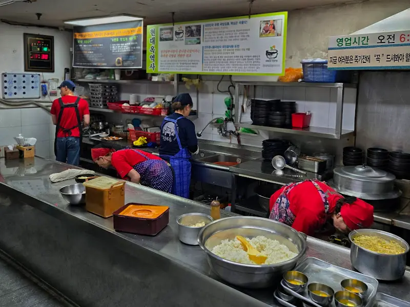 현대옥 주방 풍경