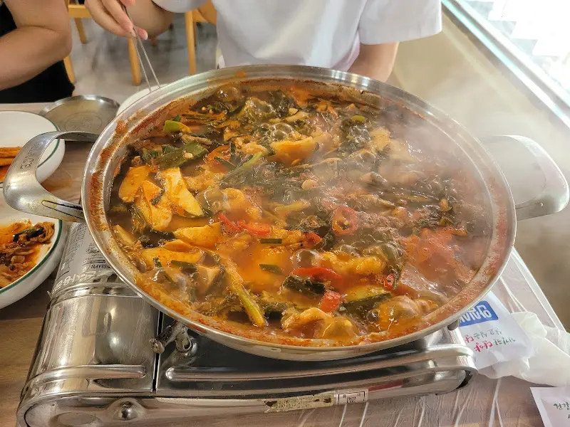 매운탕을 맛있게 먹는 모습