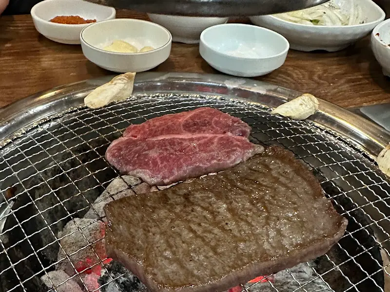 숯불 위에서 익어가는 갈비