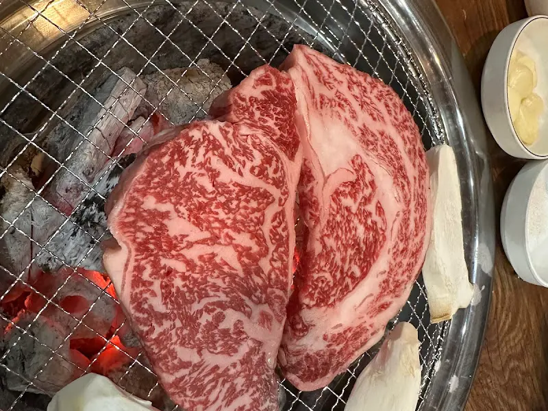 숯불 위에서 구워지는 꽃등심