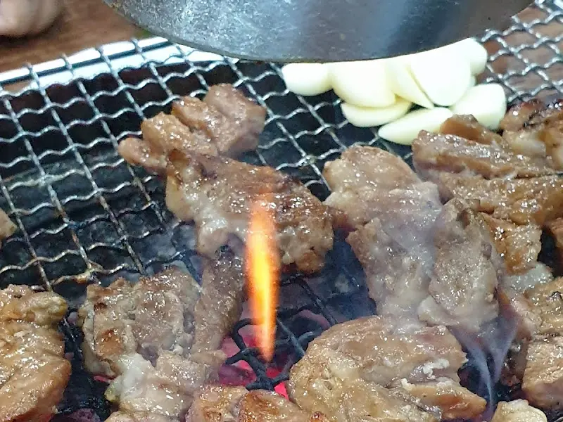 숯불에 구워지는 갈비