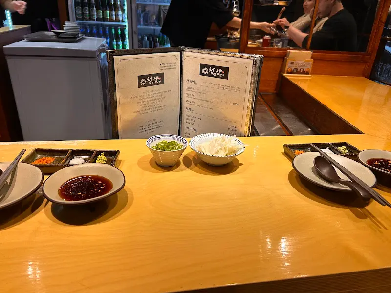 청년양고기 구미시청점 내부