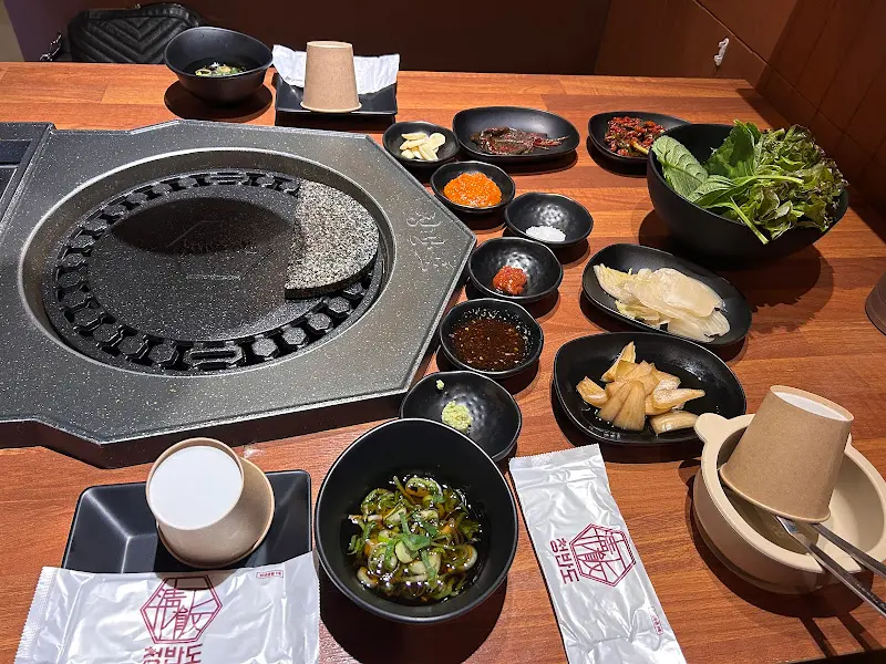 다채로운 밑반찬이 차려진 테이블