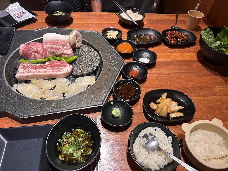 다양한 쌈 재료와 숙성 고기의 조화