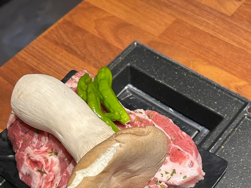 고기와 함께 제공되는 버섯과 꽈리꼬추