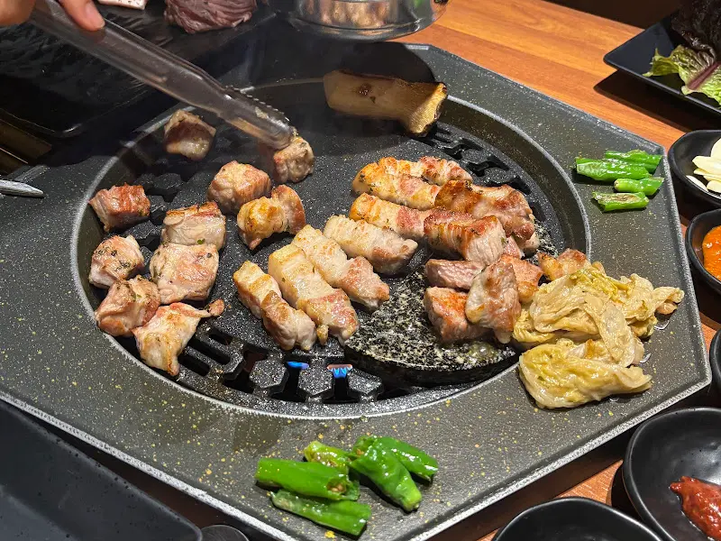 전문가의 손길로 구워지는 고기