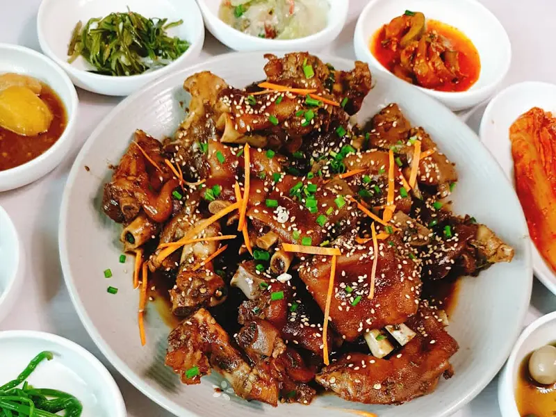 윤기가 흐르는 족발과 다채로운 밑반찬