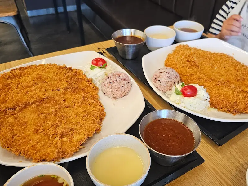 두툼한 돈까스의 향연