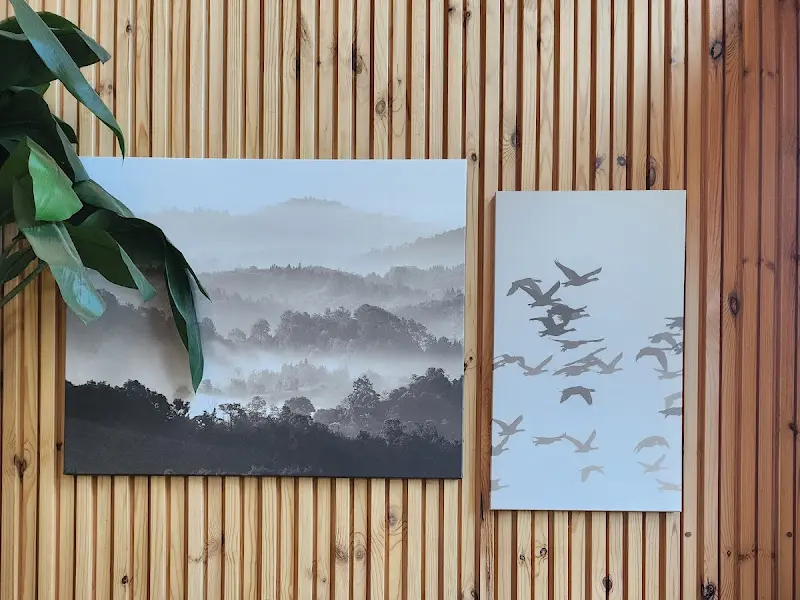 나무 질감의 벽에 걸린 산 풍경 그림