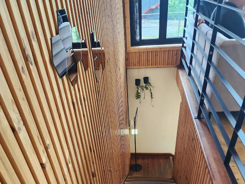 나무 계단과 벽면 장식